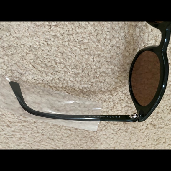 Prada - Picture 9 of 10